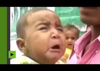 რელიგიური რიტუალის დროს ჩვილებს მეჩეთის სახურავიდან ისვრიან