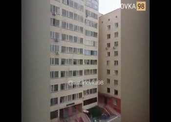 კაცმა მეათე სართულიდან გადავარდნილი ბავშვი დაიჭირა