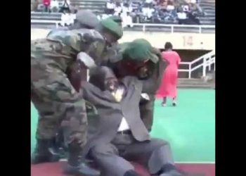 უგანდის ვიცეპრემიერმა ბურთს ფეხი დაარტყა და წაიქცა