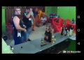 (ვიდეო) კაცი ტელეფონში ისეა ჩაფლული, რომ განხორციელებულ თავდასხმას ვერ მიხვდა