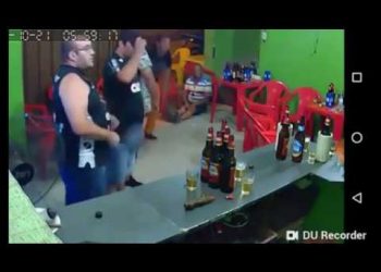 (ვიდეო) კაცი ტელეფონში ისეა ჩაფლული, რომ განხორციელებულ თავდასხმას ვერ მიხვდა