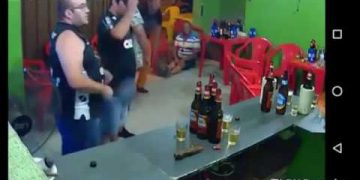 (ვიდეო) კაცი ტელეფონში ისეა ჩაფლული, რომ განხორციელებულ თავდასხმას ვერ მიხვდა