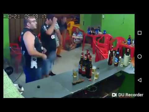 (ვიდეო) კაცი ტელეფონში ისეა ჩაფლული, რომ განხორციელებულ თავდასხმას ვერ მიხვდა